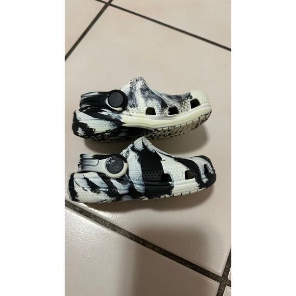 Crocs toddler C6 black and white shoes - Picture 8 of 11